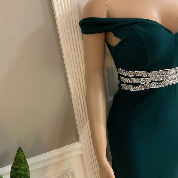 Women’s junior off- the shoulder dress size (S) - Picture 3 of 11